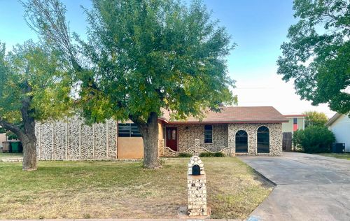 813 Stonewall Dr, San Angelo, TX, 76905-8049 | Card Image