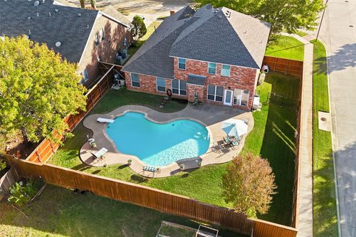 2321 Bear Run Rd, Arlington, TX, 76001-8443 | Card Image