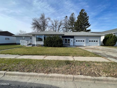205 S Badger St, Wishek, ND, 58495-7705 | Card Image