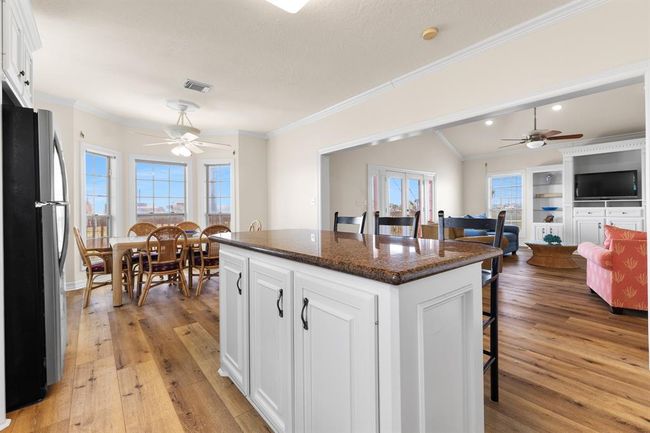 Kitchen with an abondance of natural light. | Image 6