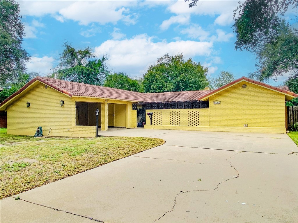 Rose Dr, Alice, TX 78332