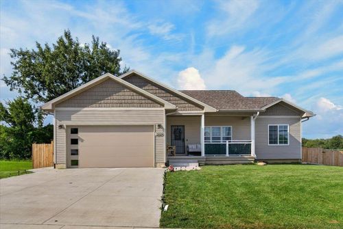 2324 Maynard Ave, Waterloo, IA, 50701-1726 | Card Image
