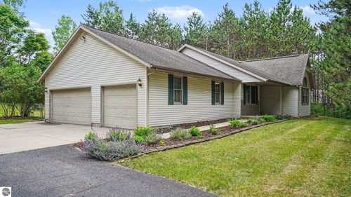 2107 W Kelly Dr, Mount Pleasant, MI, 48858-8586 | Card Image