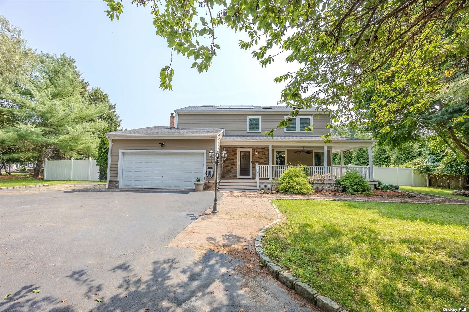 Robert Ct, Center Moriches, NY 11934