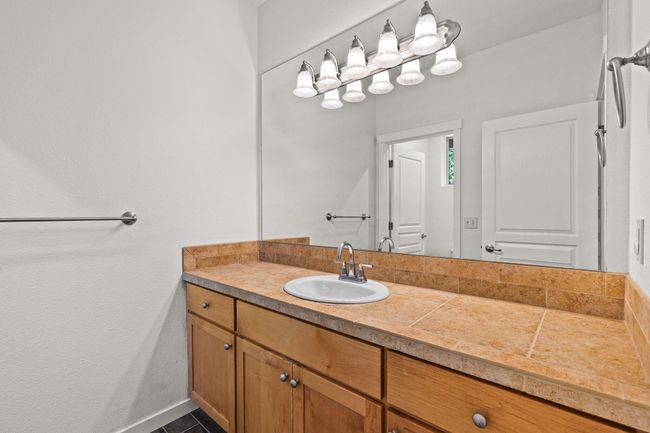 Shared bathroom upstairs | Image 28