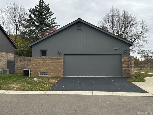 5525 Woodland Ct, West Bloomfield, MI, 48322-1411 | Card Image