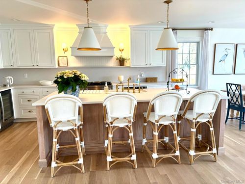 11 1st St, Bellport, NY, 11713-2452 | Card Image