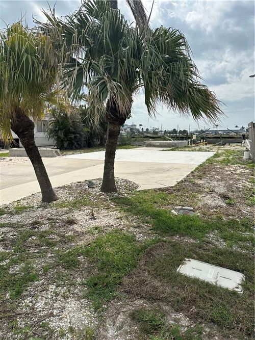 829 Oak St, FORT MYERS BEACH, FL, 33931-2927 | Card Image