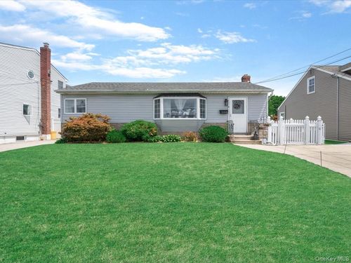 208 3rd St, Bethpage, NY, 11714-2108 | Card Image