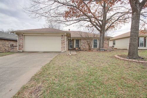 1325 N Creek Dr, Saginaw, TX, 76179-1035 | Card Image