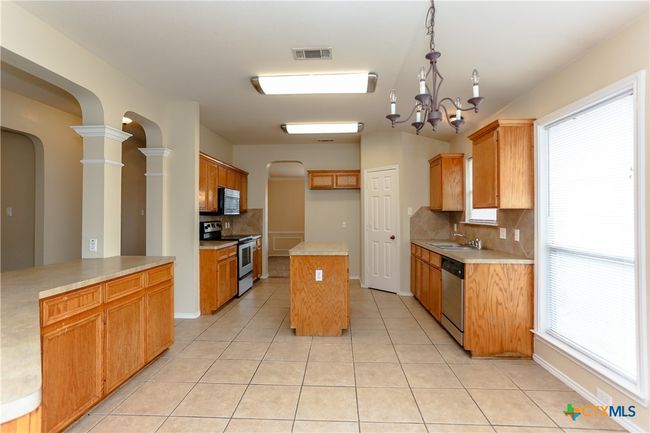 Breakfast area of the kitchen | Image 16
