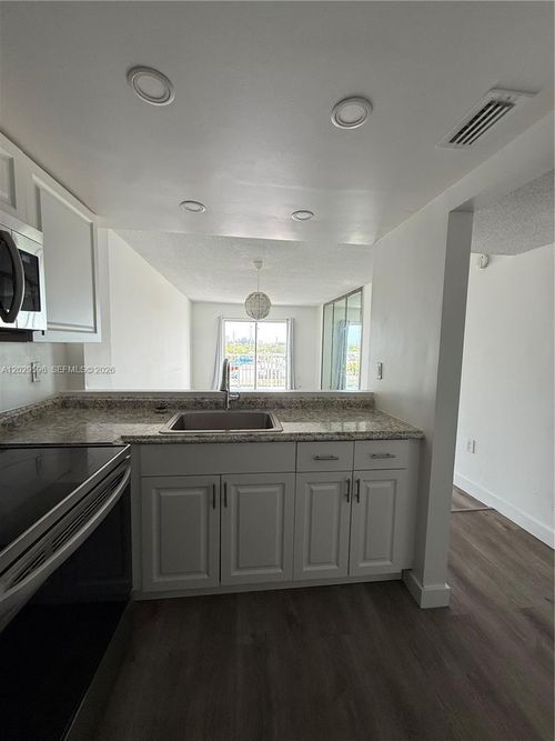 610-16465 Ne 22nd Ave, North Miami Beach, FL, 33160-3797 | Card Image
