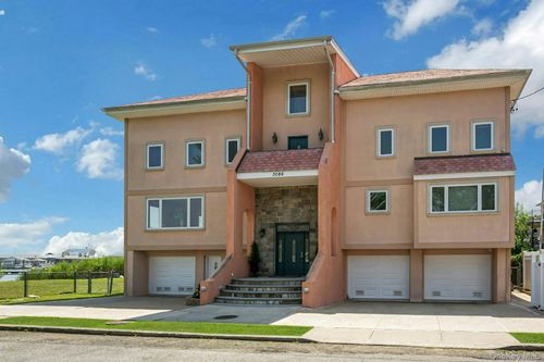 3086 Giegerich Place, New York, NY, 10465 | Card Image