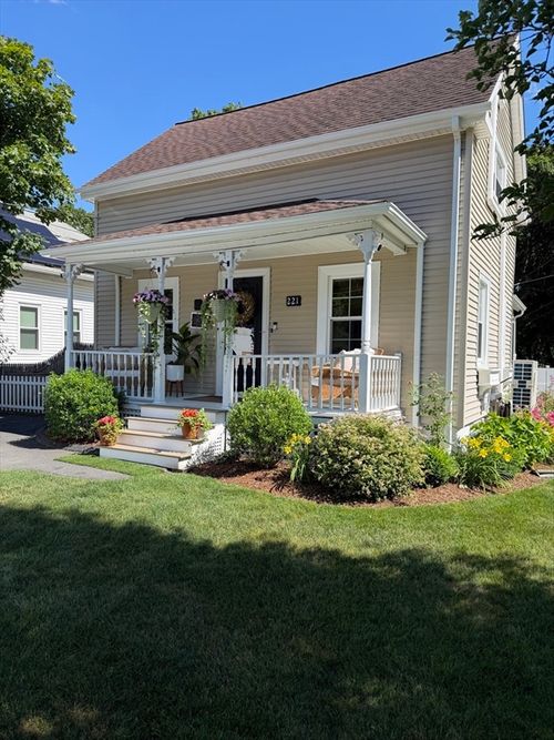221 County St, Seekonk, MA, 02771-5604 | Card Image