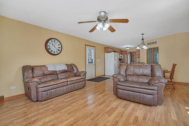 1713 Innercircle Dr, House other with 3 bedrooms, 1 bathrooms and 6 parking in Crest Hill IL | Image 20