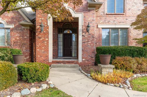 658 Langley Rd, Rochester Hills, MI, 48309-1527 | Card Image