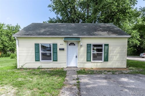 825 N High St, Carlinville, IL, 62626-1164 | Card Image