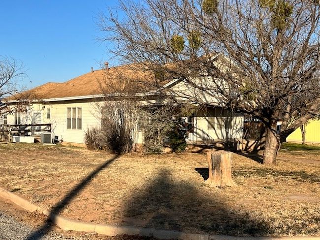 2711 Avenue V, House other with 3 bedrooms, 2 bathrooms and 3 parking in Snyder TX | Image 4