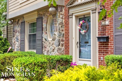 28 Hampton Rd, Grosse Pointe Shores, MI, 48236-1317 | Card Image