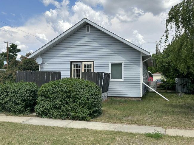202 3 Avenue E, Home with 2 bedrooms, 1 bathrooms and 4 parking in Hanna AB | Image 2