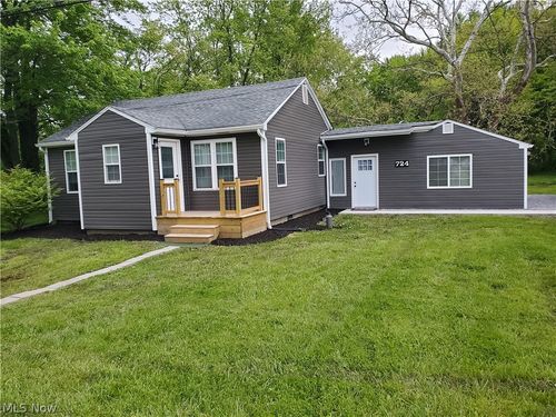 724 Briggs Rd, Leavittsburg, OH, 44430-9647 | Card Image