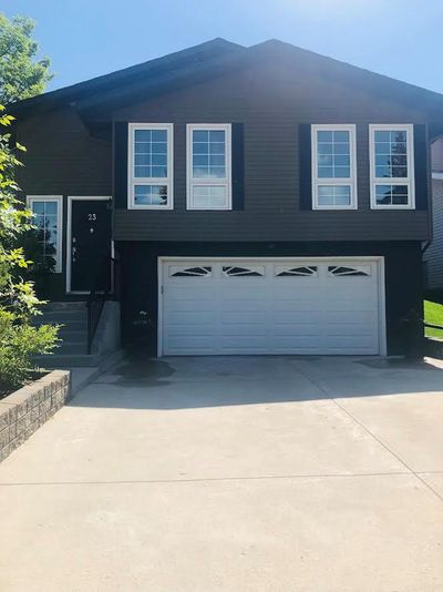 23 Berwick Cres Nw, House detached with 4 bedrooms, 3 bathrooms and 2 parking in Calgary AB | Image 1