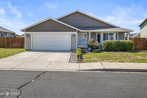 710 Columbus Ave, Moxee, WA, 98936-8802 | Card Image