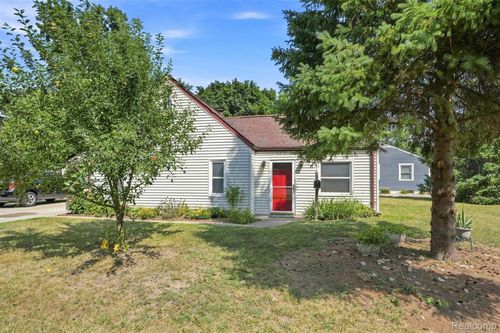 8251 Mcclellan Street, Utica, MI, 48317 | Card Image