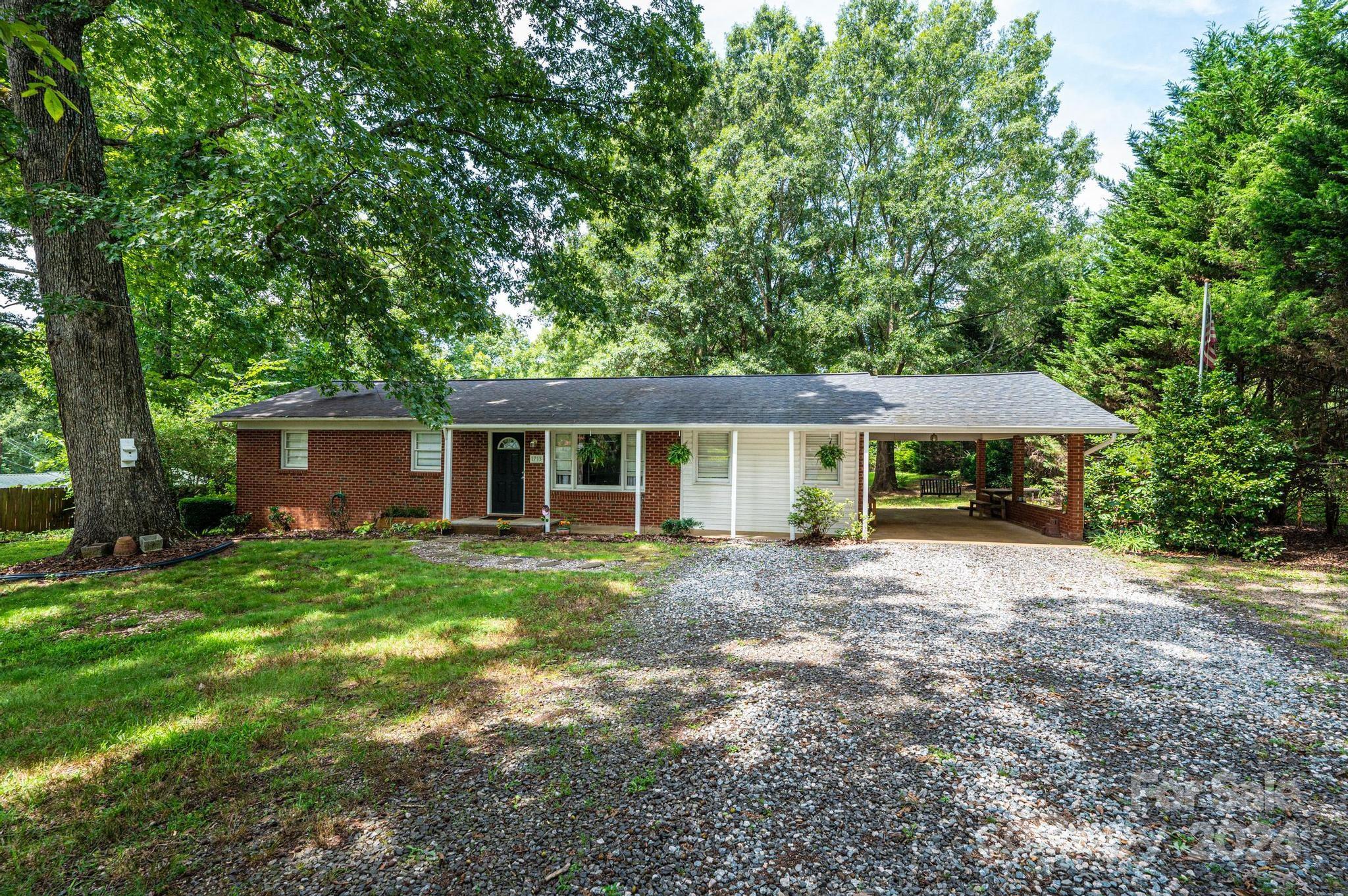 Dale St, Newton, NC 28658