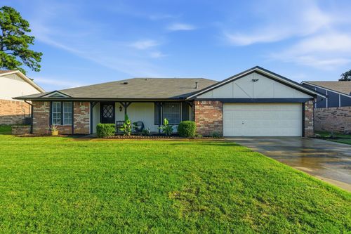 8516 Crestview Dr, North Richland Hills, TX, 76182-6107 | Card Image