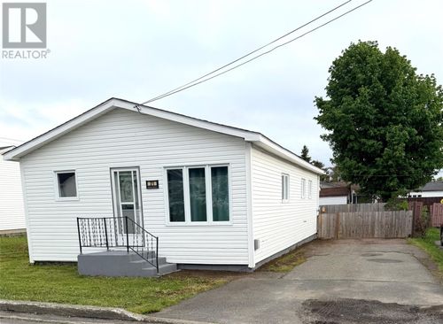 21 Patrick St, Grand Falls-Windsor, NL, A2B1A4 | Card Image