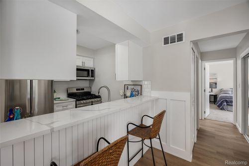 35335 Tall Oaks Dr, Sterling Heights, MI, 48312-3631 | Card Image