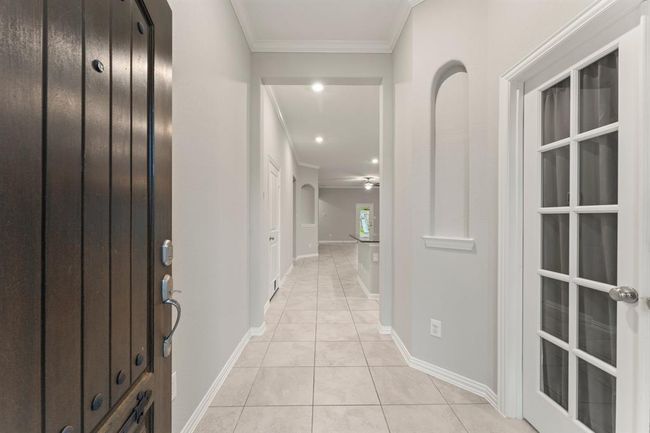 Beautiful entry way with private study on the right | Image 6