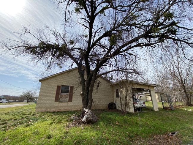 501 S Clay St, House other with 3 bedrooms, 2 bathrooms and null parking in Henrietta TX | Image 4