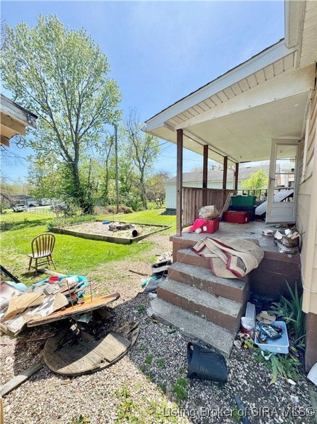 263 S 1 St St, Home with 3 bedrooms, 1 bathrooms and null parking in Austin IN | Image 4