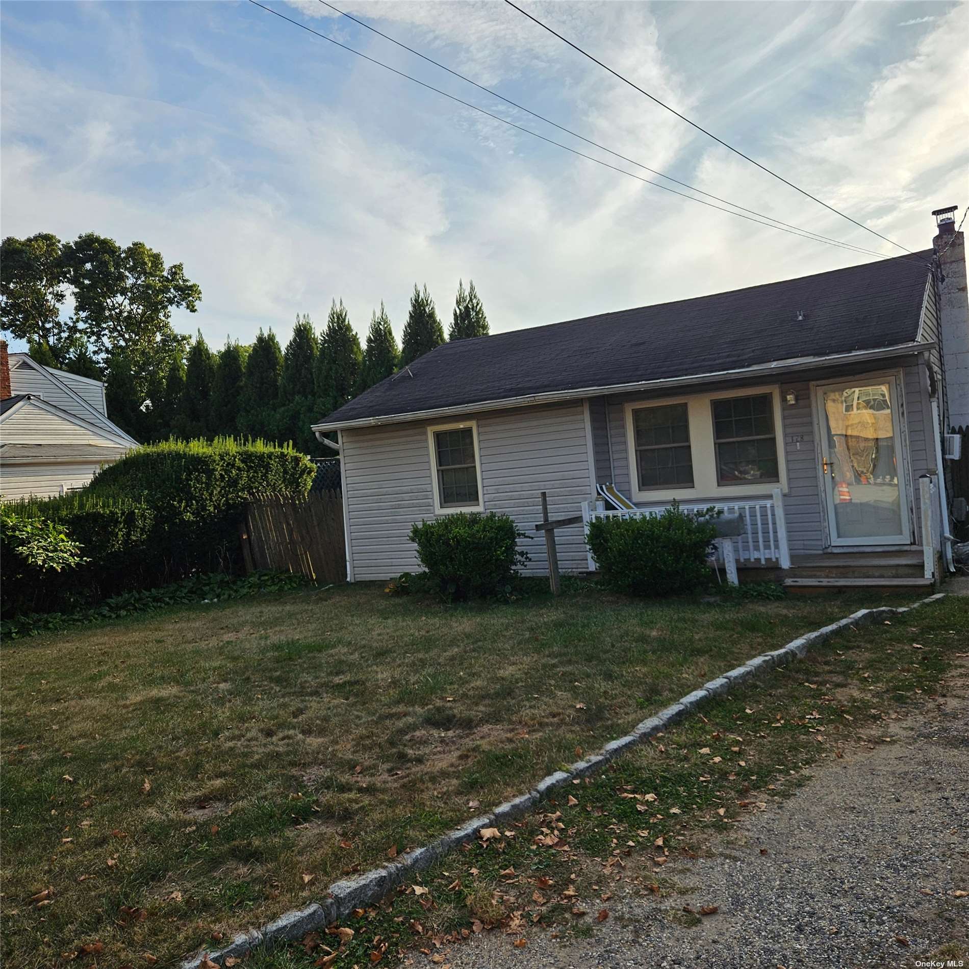 18th St, Wheatley Heights, NY 11798