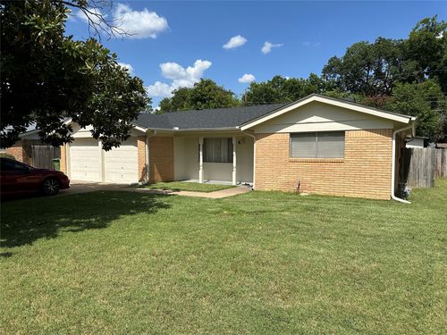 1352 Simpson Dr, Hurst, TX, 76053-4029 | Card Image