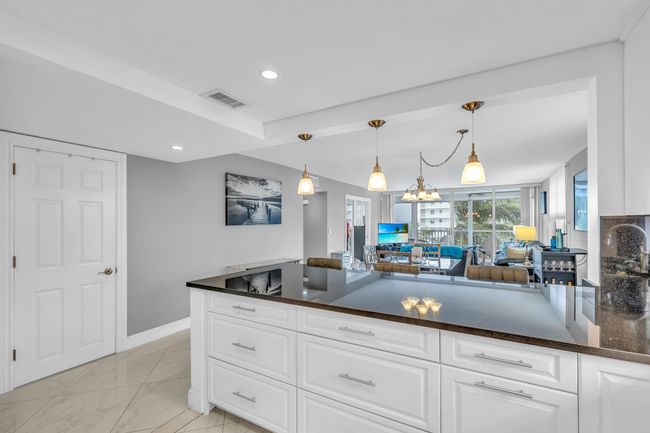 APT-1501 - 1 Harbourside Dr, Condo with 3 bedrooms, 2 bathrooms and null parking in Delray Beach FL | Image 8