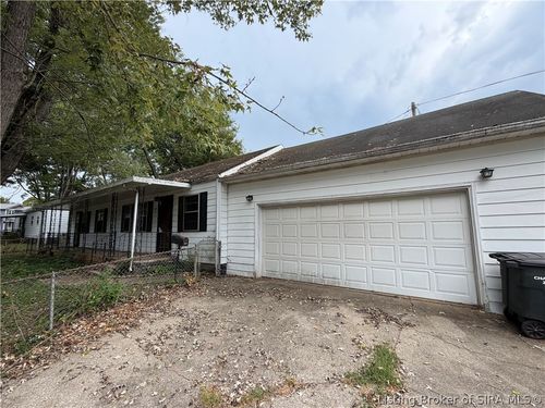 323 Hampton Ct, Charlestown, IN, 47111-2044 | Card Image