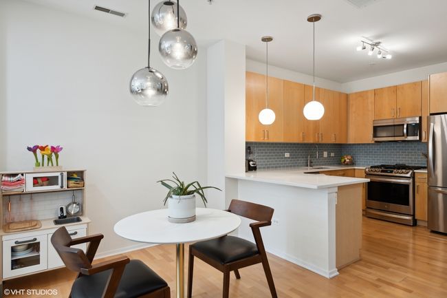 Kitchen and dining area | Image 5