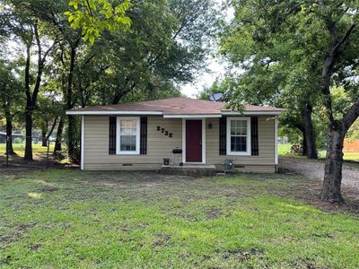 View of front facade featuring a front lawn | Image 1