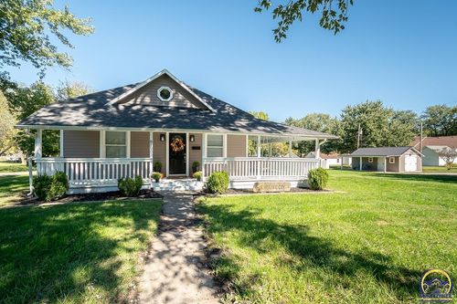 810 Francis St, Valley Falls, KS, 66088-1110 | Card Image