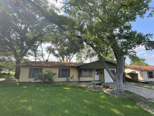 404 Svoboda St, Yoakum, TX, 77995-4308 | Card Image