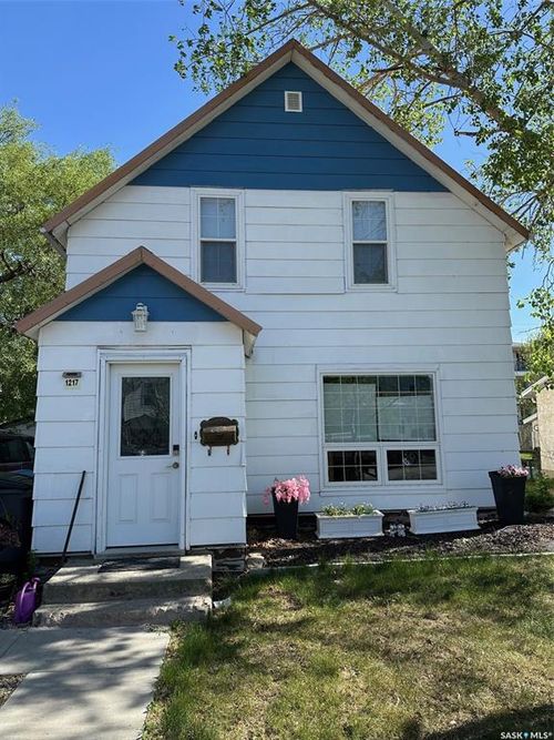 1217 2nd St, Estevan, SK, S4A0M1 | Card Image