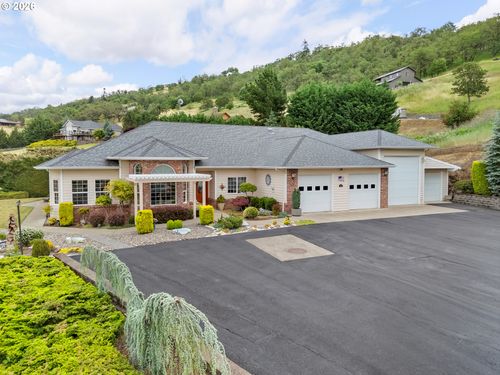 227 Darley Dr, Roseburg, OR, 97471-8285 | Card Image