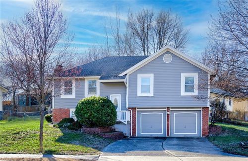 607 Ne Karapat Dr, Kansas City, MO, 64155-1352 | Card Image