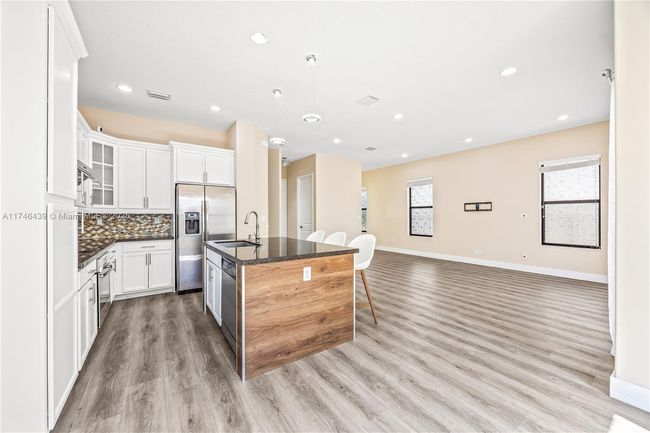 3346 W 96 Th Pl, House other with 3 bedrooms, 3 bathrooms and null parking in Hialeah FL | Image 4
