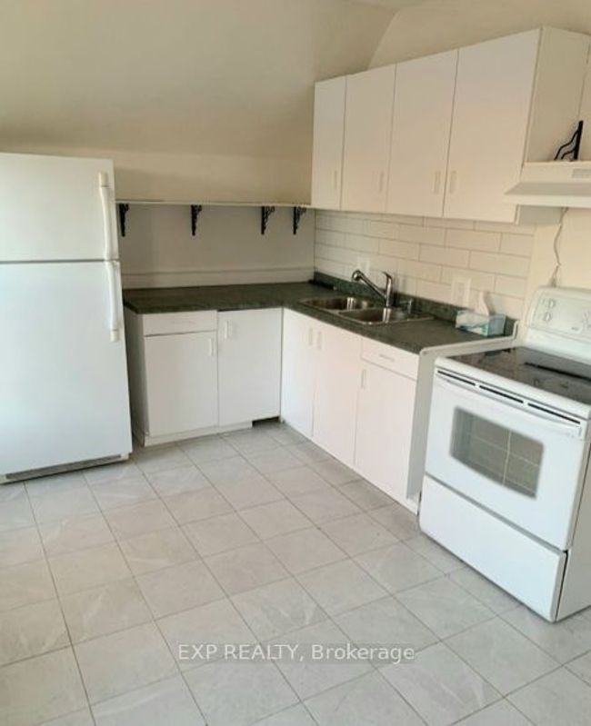 427 Victoria St, Home with 3 bedrooms, 2 bathrooms and 4 parking in Cardinal ON | Image 4