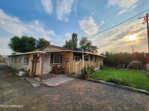 36 E 3rd Ave, Toppenish, WA, 98948-1701 | Card Image