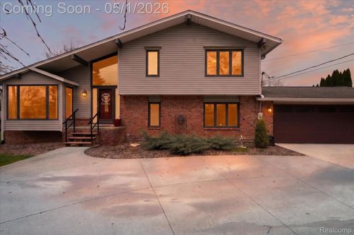 7117 Capri Dr, White Lake, MI, 48383-2873 | Card Image